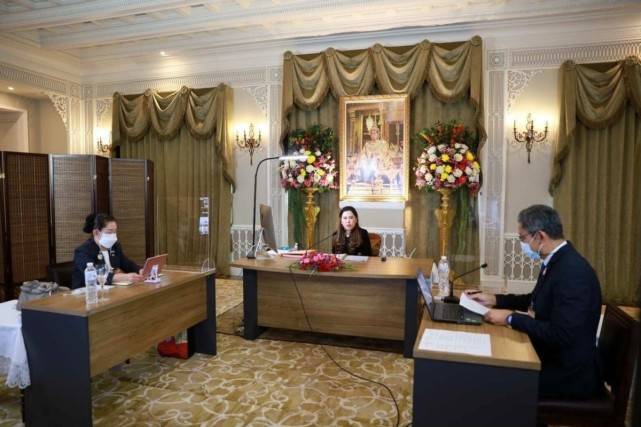 拉隆|泰国血友病公主发福严重！双下巴堆叠看不到脖子，比花心国王敬业