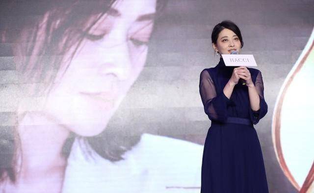 贵妇|梅婷的衣品比年轻人还潮,穿波点薄纱裙配抹胸内搭,穿出贵妇感