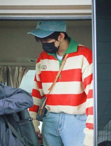 大腿|王源终于变成熟了，白衬衫+牛仔裤，破洞开到大腿尽显2米长