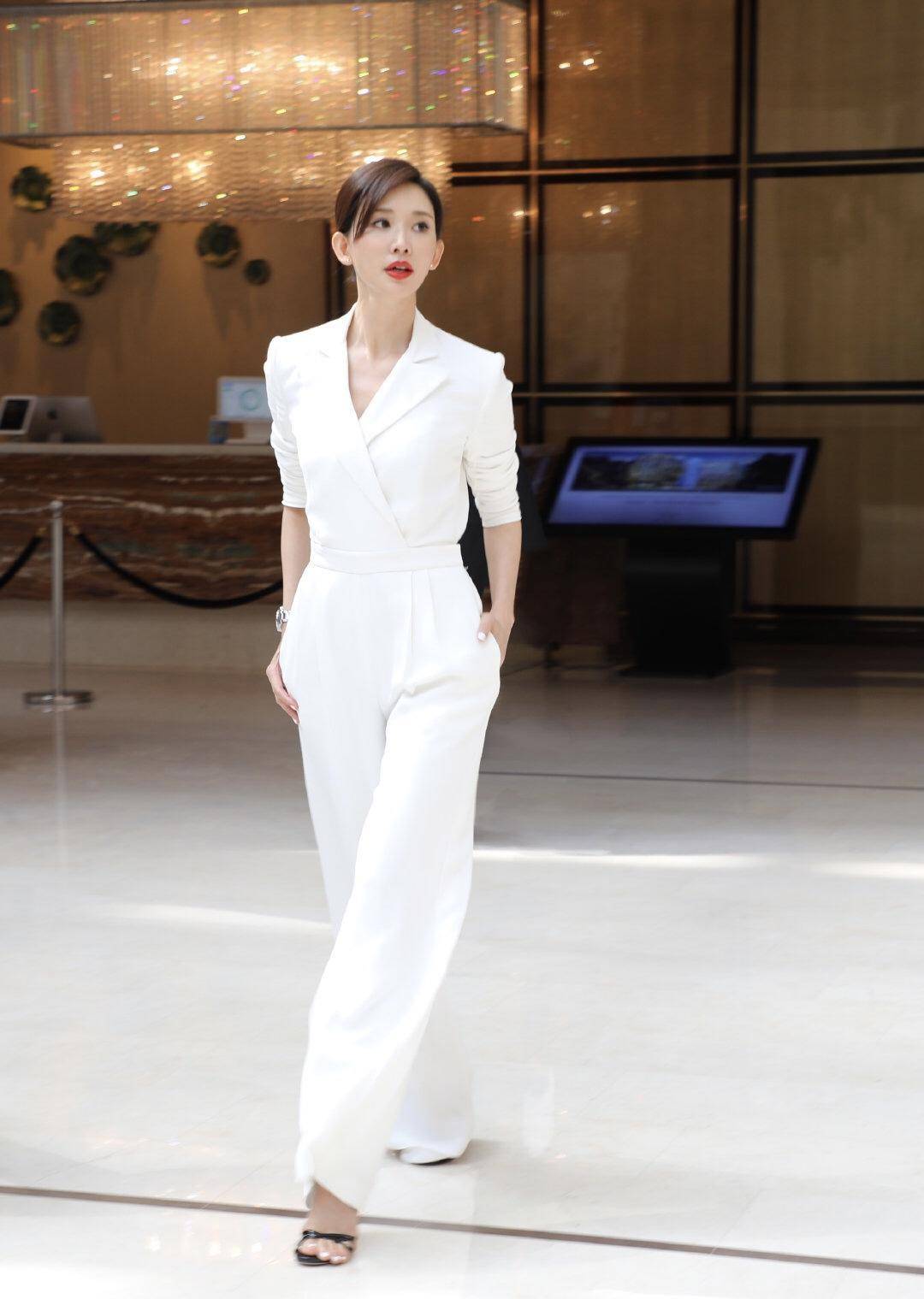 仙女|46岁林志玲魅力不减,穿一袭红色薄纱连衣裙高级减龄,气色超好