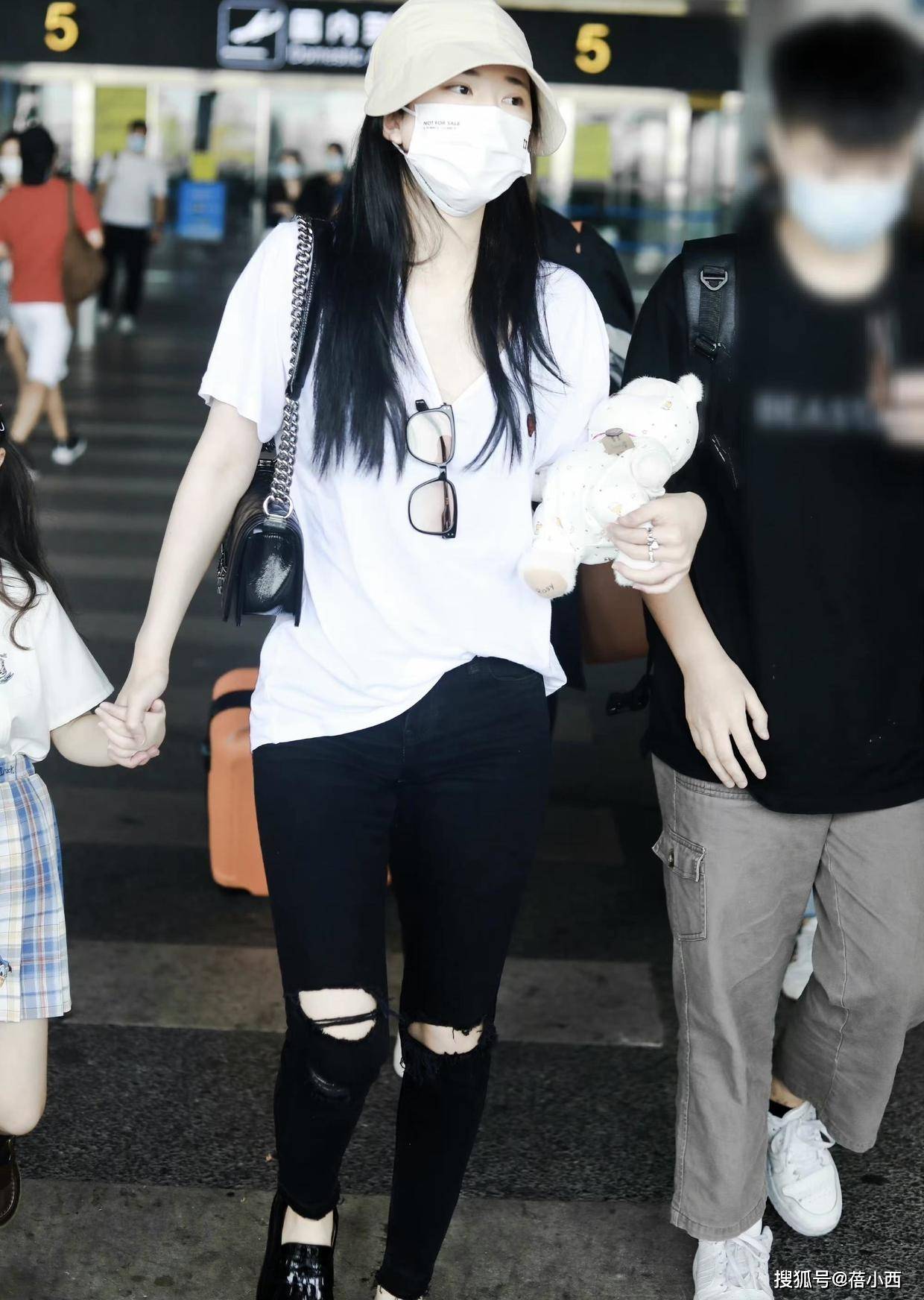黑色|赵露思如此低调!看完了她的机场穿搭,你才会惊呼黑白配真高级