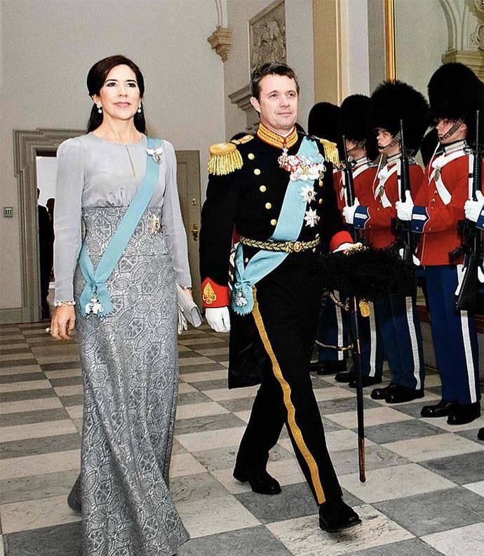 王储|丹麦王储妃再穿11年前旧裙，改造一下显瘦又显高，换个发型更美！