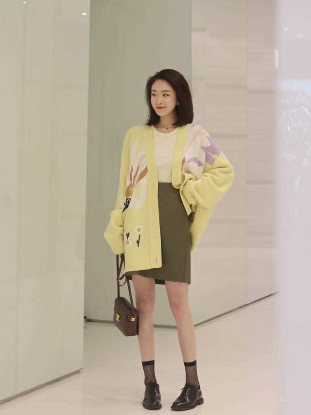 显得|秋季，针织衫怎么穿才高级？搭配半身裙或牛仔裤优雅洋气，超好看