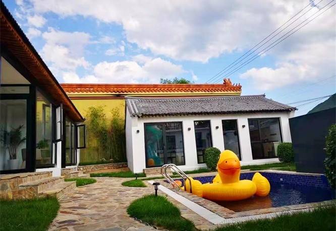 北京延庆永宁古城山田心居民宿门前河水清澈见底乡野浪漫幻想