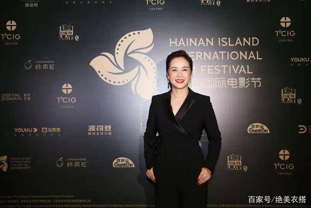 黑色|蒋雯丽穿西装霸气亮相,气场强大无人敢惹,脖子颈纹看着像50