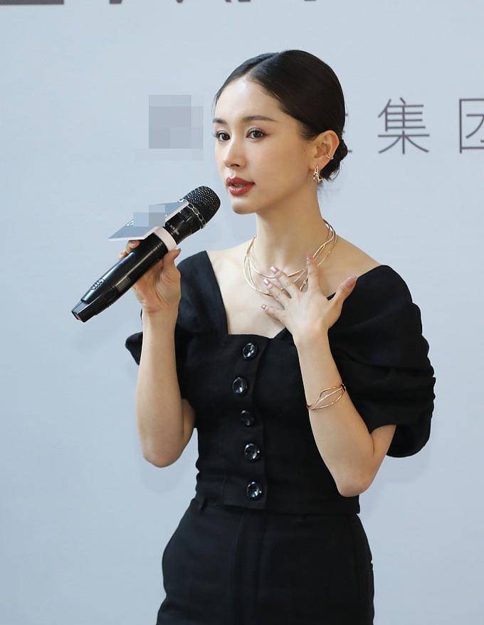 活动|王子文身材真能打,穿黑色裤装秀蛮腰长腿,生图和精修完全没区别