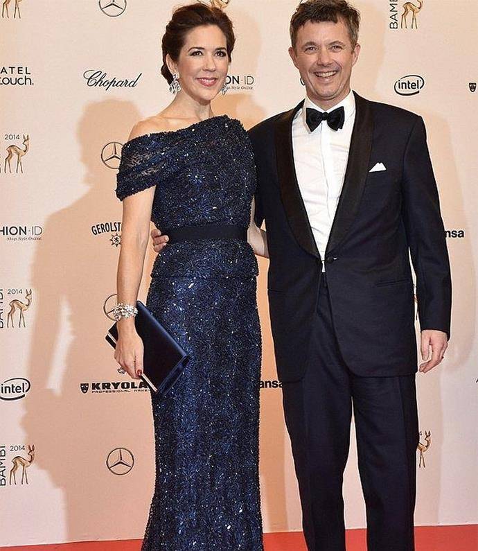 王储|丹麦王储妃再穿11年前旧裙，改造一下显瘦又显高，换个发型更美！