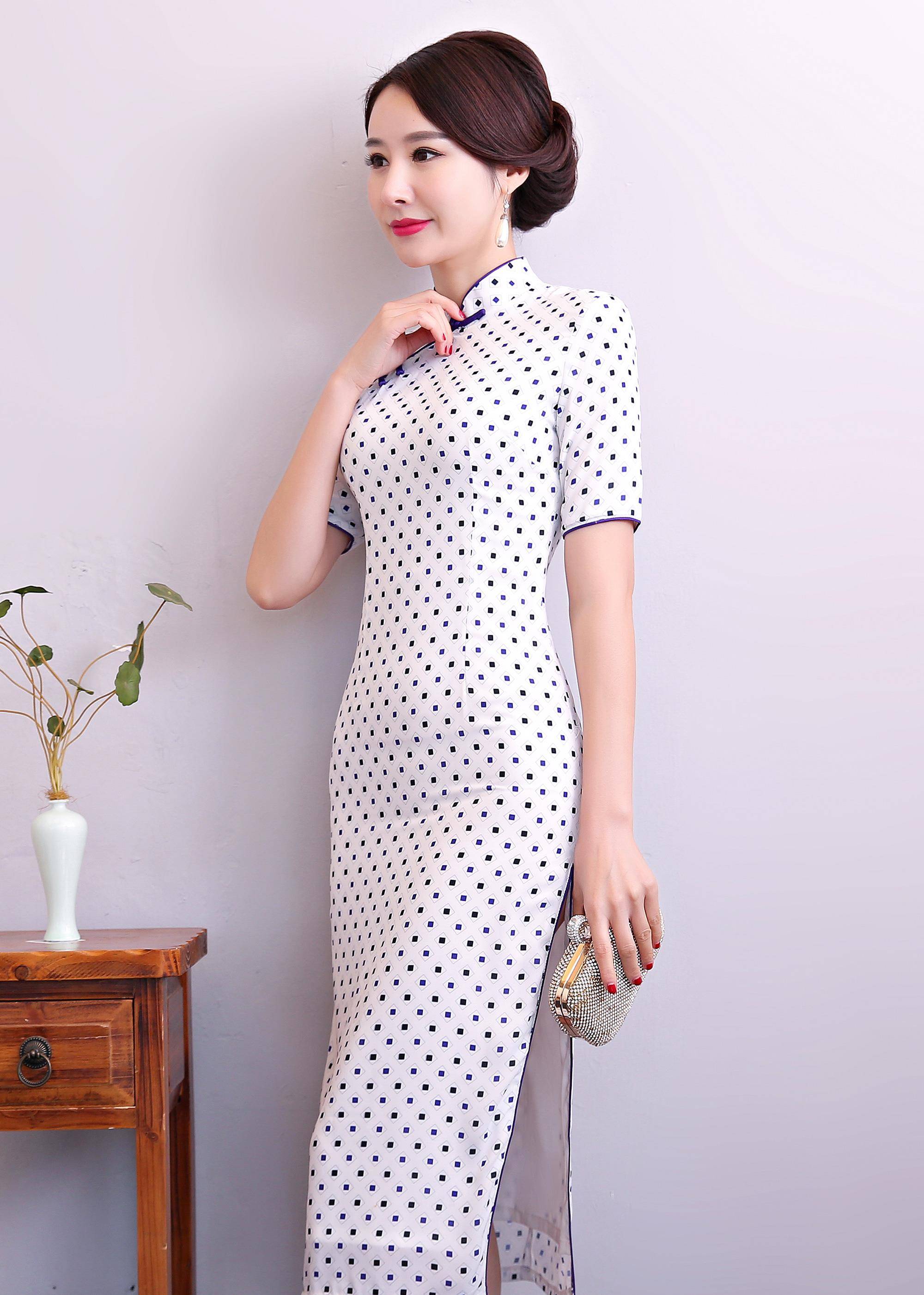 亮点|冬天穿旗袍需要搭配丝袜吗？搭配了丝袜的旗袍才有亮点，不是吗？