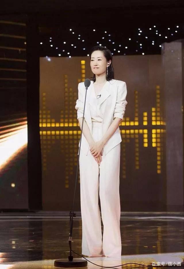 才是真|刘敏涛敢素颜才是真女神，穿衬衫配阔腿裤走机场，颜值气场都没输