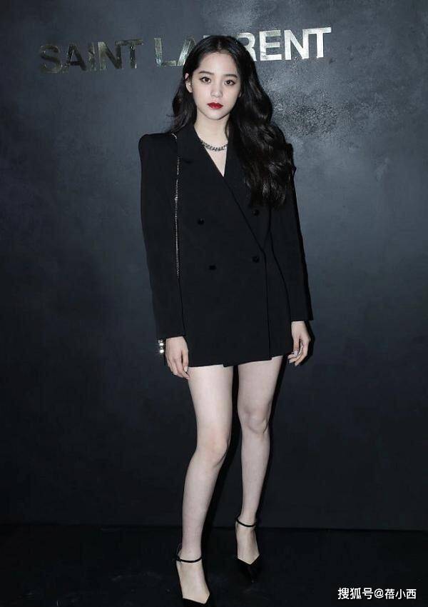 黑色|初秋出行怎么穿？欧阳娜娜手把手来教你，白色毛衣最百搭又时髦