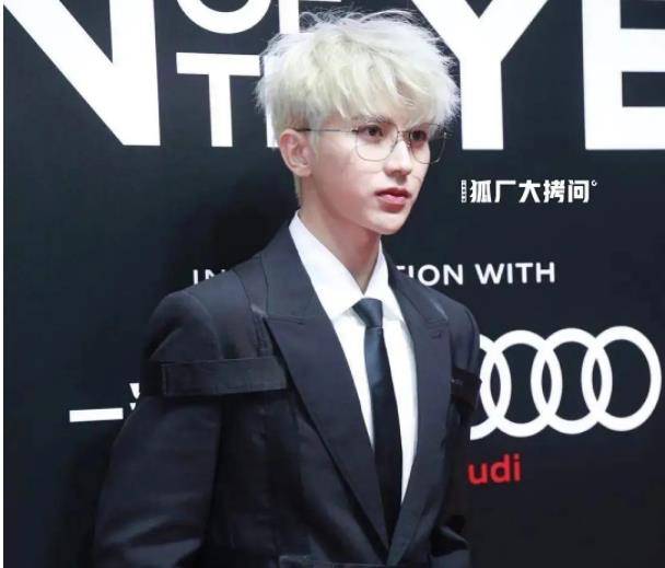 男星|GQ盛典男星比帅：李易峰蔡徐坤抗住魔鬼打光，杨洋出场牌面大
