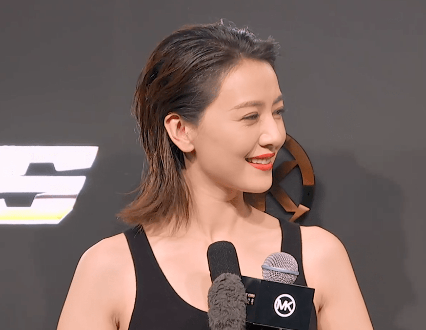吊带|时尚红毯争艳：高圆圆露背吊带，宋祖儿高马尾，王菲菲高开叉豹纹