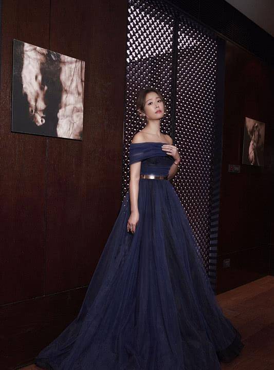 实话|林心如穿黑色的短袖，搭一条黑色破洞裤，虽然低调但很显气质！