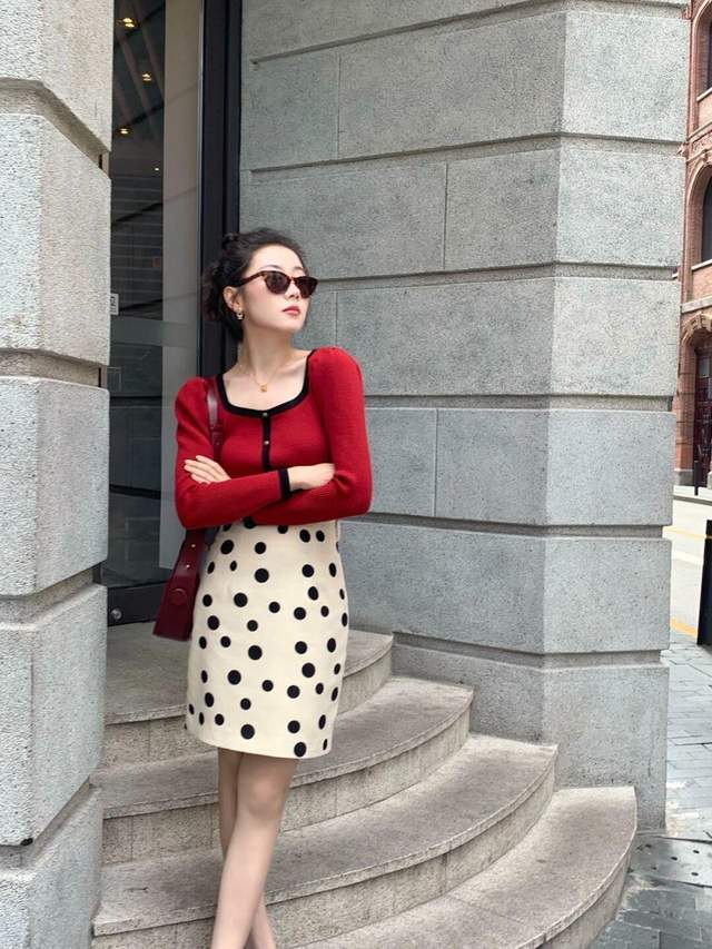 下半身|秋季小个子怎么穿才显高?红色u领上衣+淡黄色波点裙,气质又性感