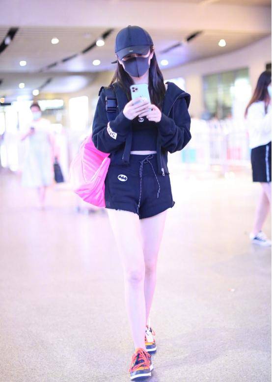 身材|刘芸打扮图舒服，一件大白T恤罩身上有清爽感，大夏天穿着解暑气