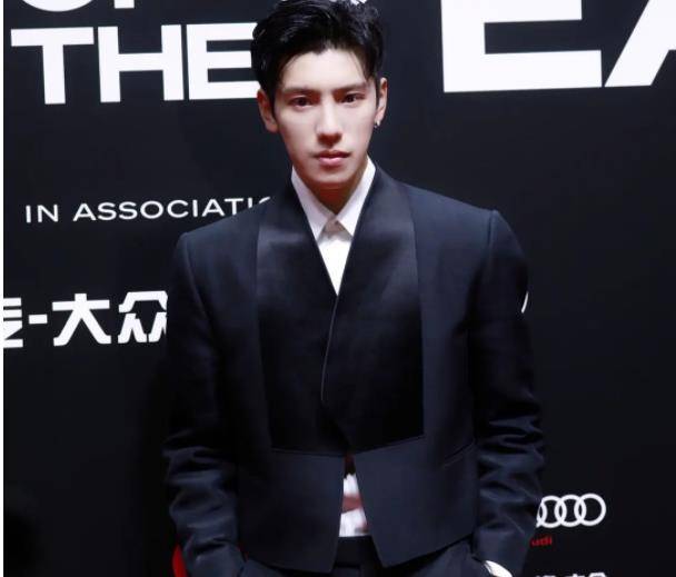 男星|GQ盛典男星比帅：李易峰蔡徐坤抗住魔鬼打光，杨洋出场牌面大