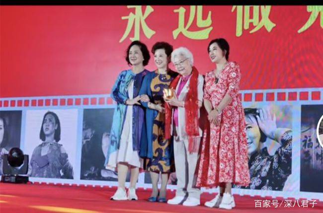 田华|刘晓庆在后台与田华合影,脸松垮气色憔悴,穿裙子只敢踩平底鞋!