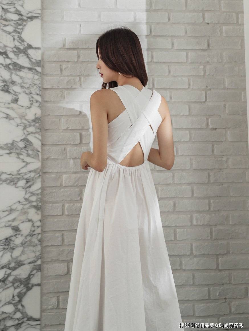 凉鞋|白色连衣裙搭配绑带凉鞋，休闲又有型，清新动人