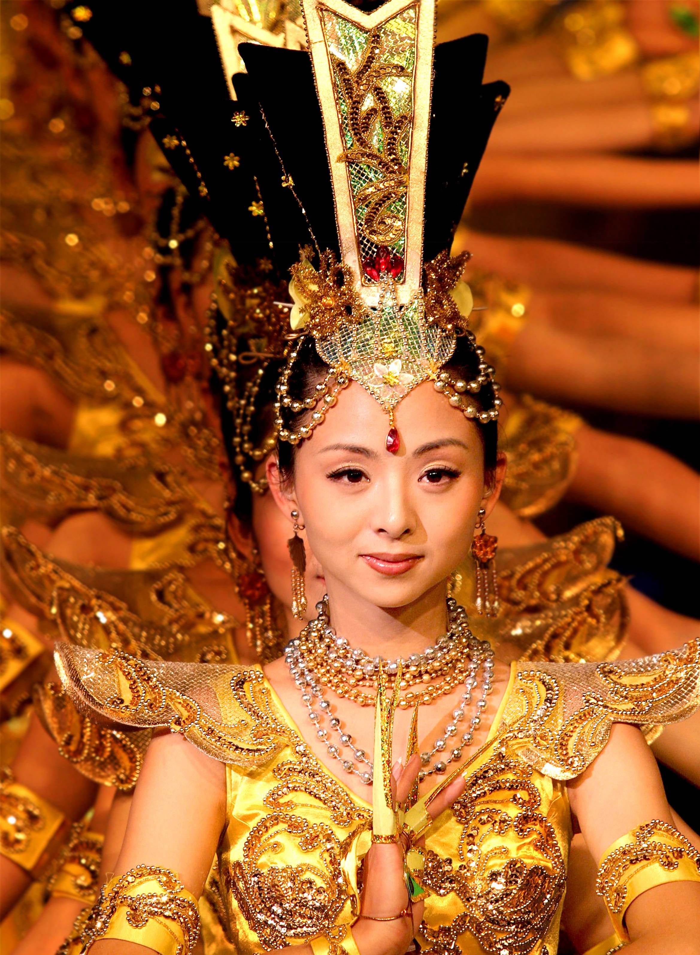 原创2005年《千手观音》爆红,聋哑领舞者被富商苦追8年,后来怎样了