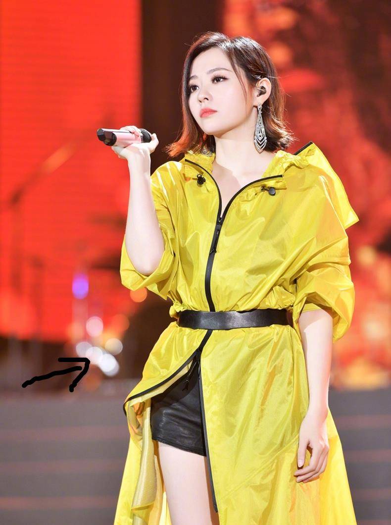 个性|“液体裤”早就过气了!现在流行张靓颖的“液体裙”,谁穿谁好看