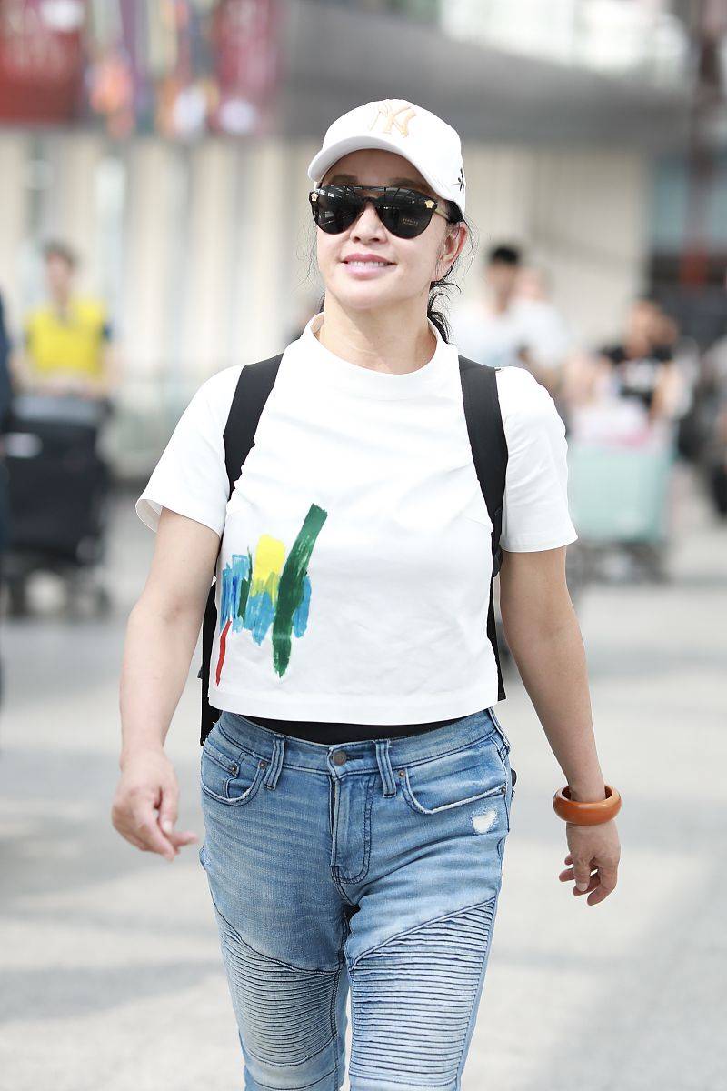 小陈|刘晓庆真敢穿,露脐T恤配牛仔裤经典又时髦,哪像64岁老年人