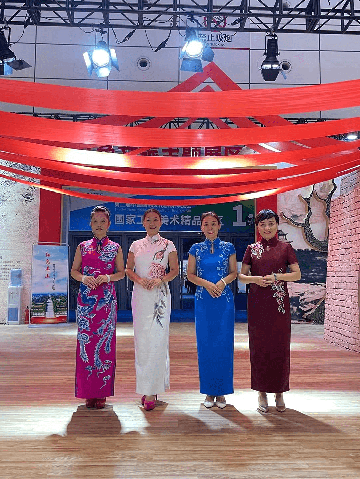 国际|领略济南旗袍 金扣子参展济南第二届国际文化旅游博览会