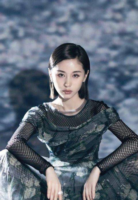 黑色|“蜂巢袜”好不厉害，王子文穿长裙就靠它，显高10cm真服气