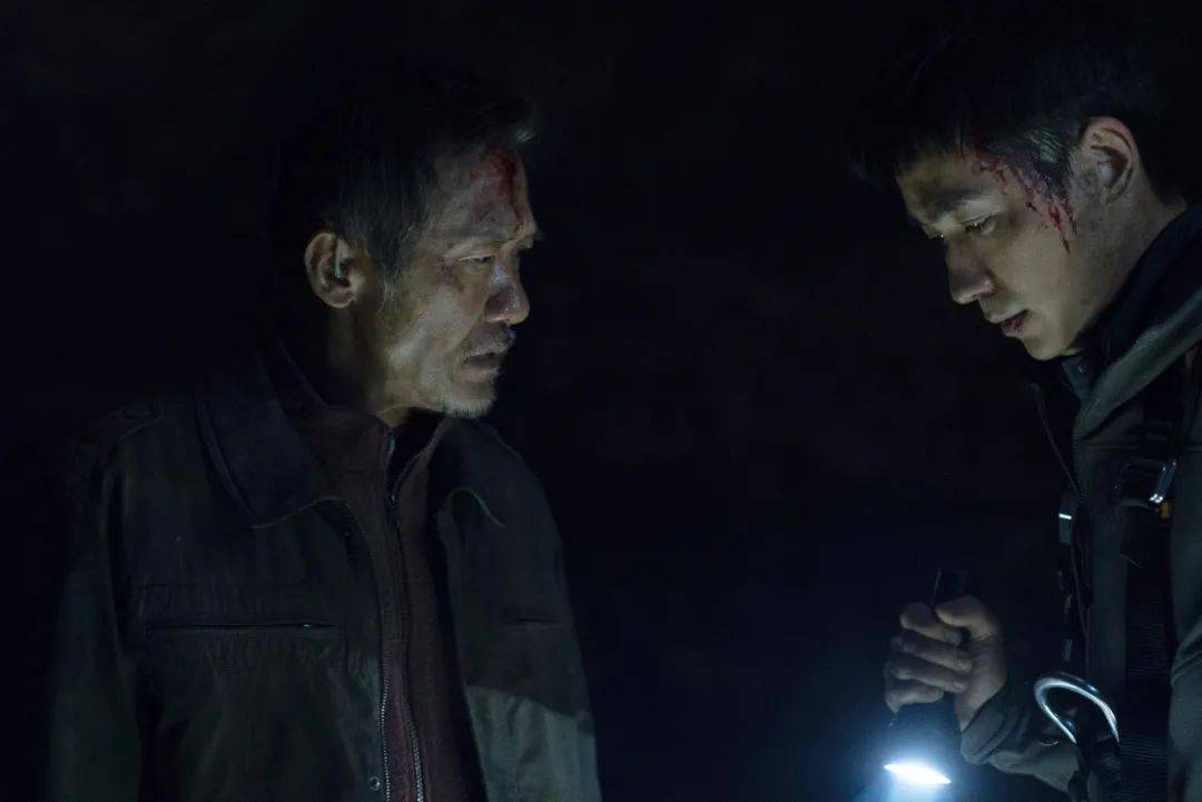 国产|中秋档扛靶子扑了?两天仅收5500万被打一星的朱一龙灾难新片,真有那么"灾难"吗