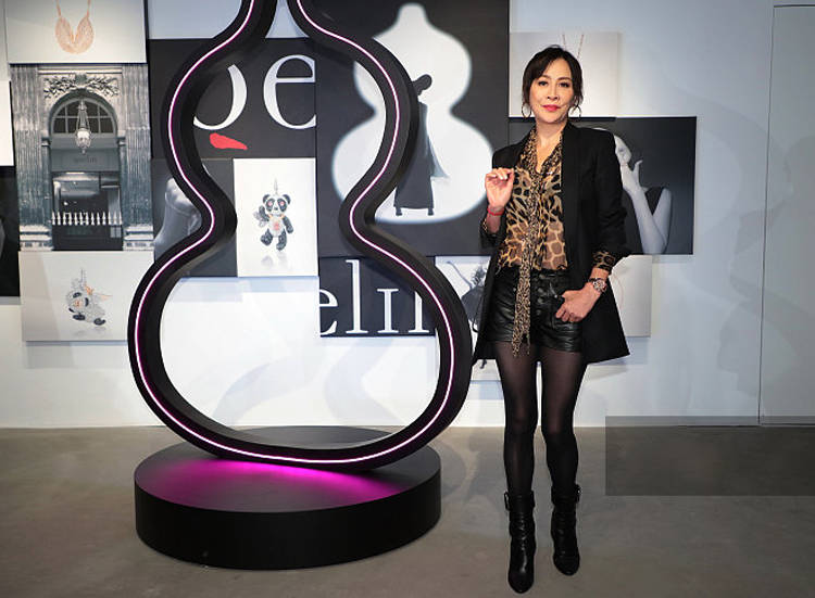 华而|刘嘉玲的豹纹造型太犯规！54岁还敢穿皮短裤，混搭丝袜意外很女王