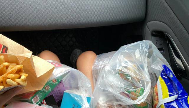 因为|小团团晒零食曝光真实身形,看到她的膝盖粉丝心疼:这也太瘦了