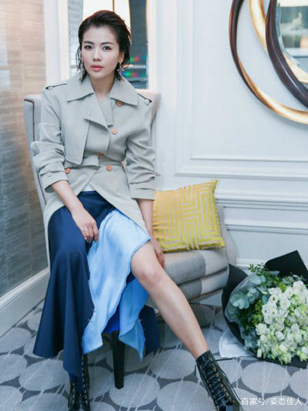 运动鞋|刘涛造型罕见“翻车”，黑色大衣配粉色腰带，这审美有点不敢恭维