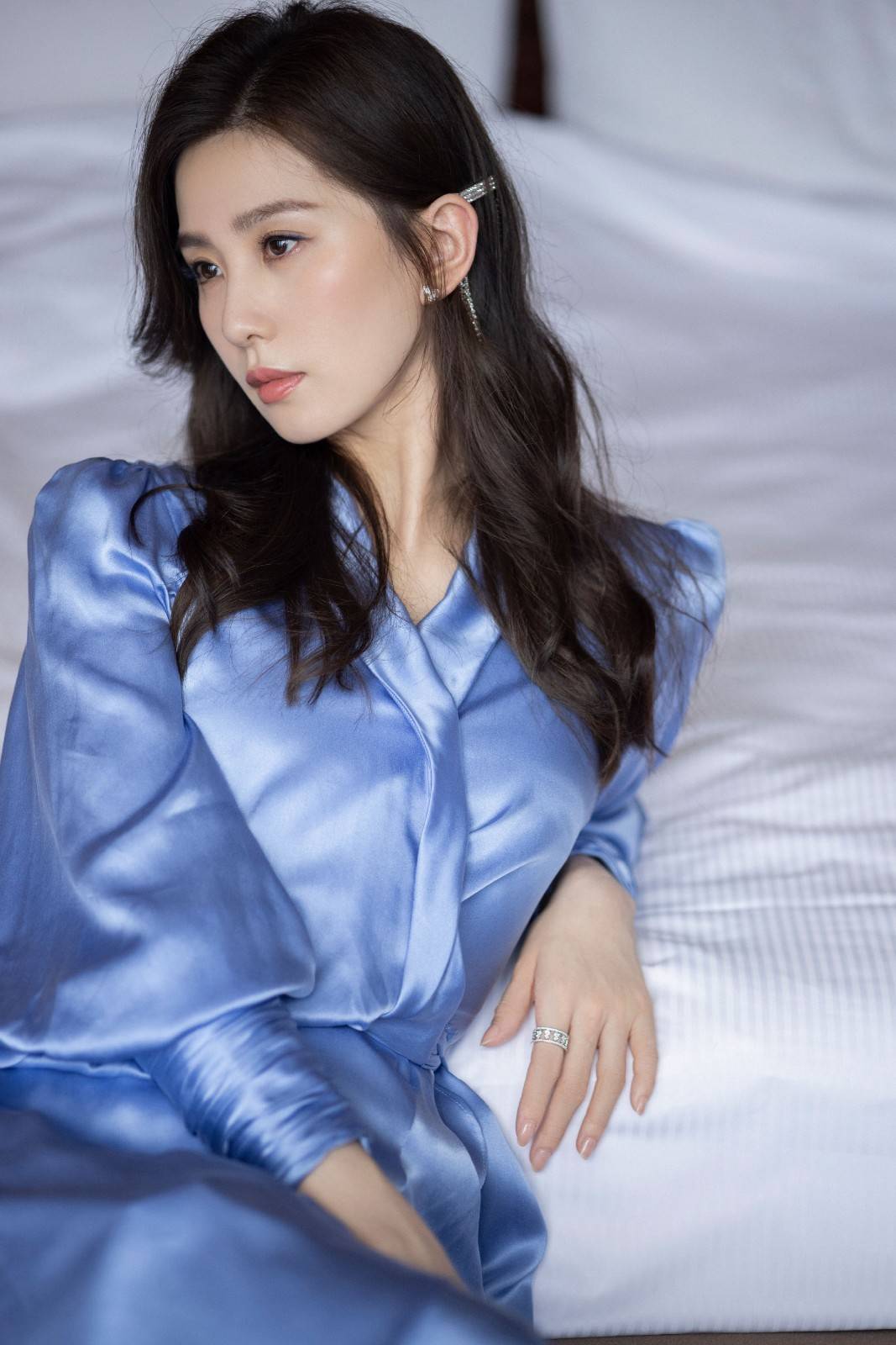 服装|刘诗诗穿蓝色睡袍被网友热议不能太舒适了，网友：气质出众