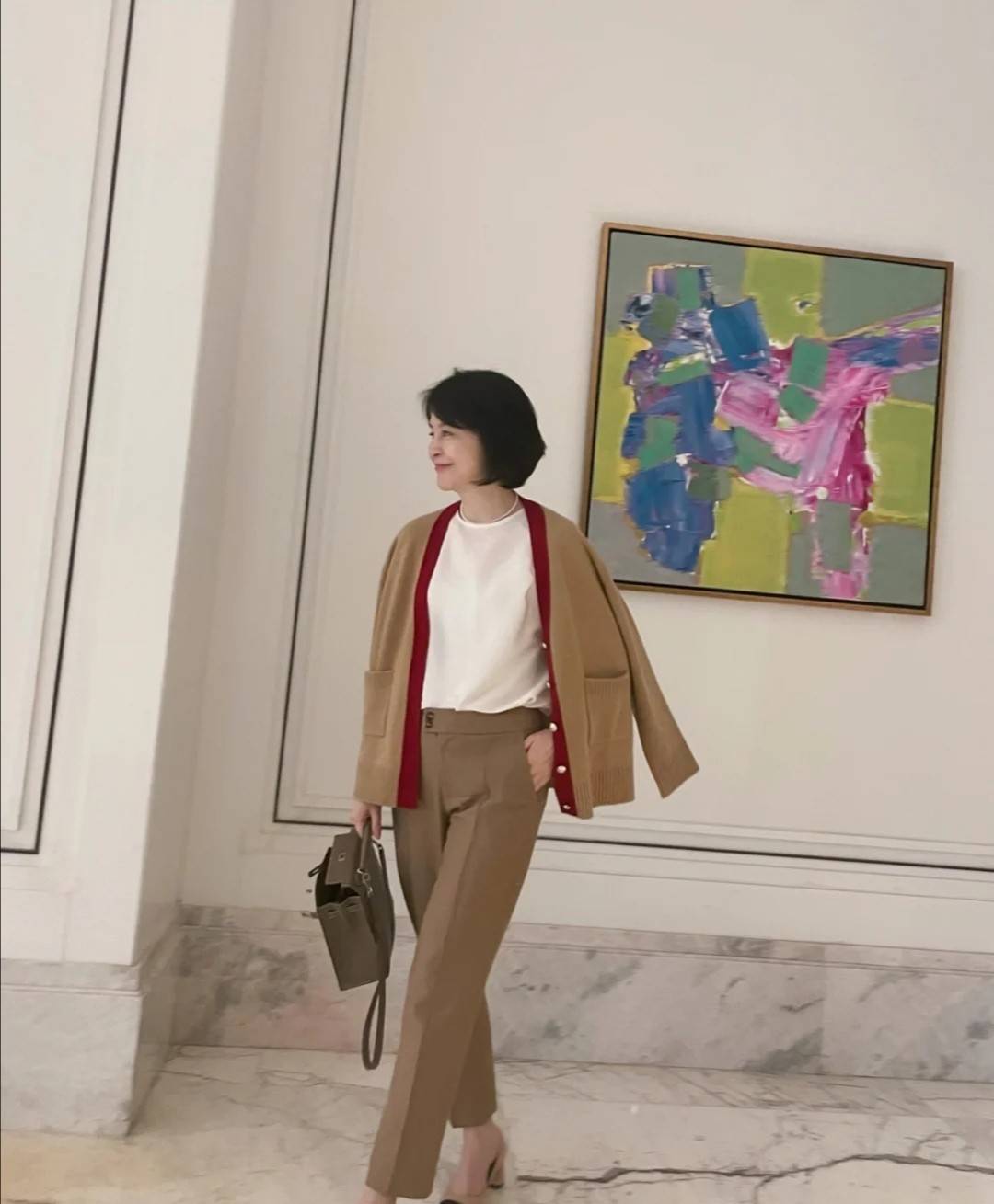 服装|中年女性牛仔外布衣,设计短小又简练,50多岁也能穿得优雅自信!