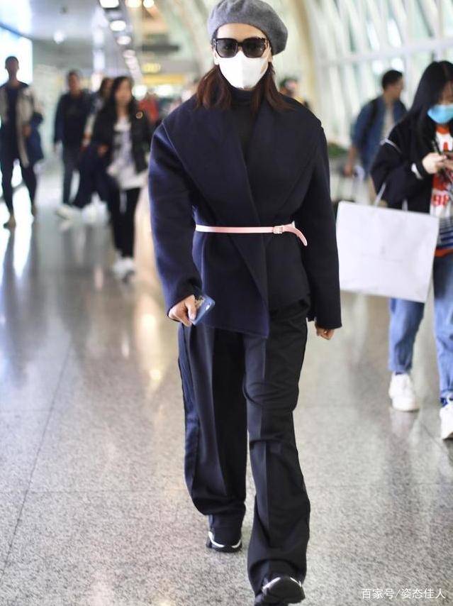 运动鞋|刘涛造型罕见“翻车”，黑色大衣配粉色腰带，这审美有点不敢恭维