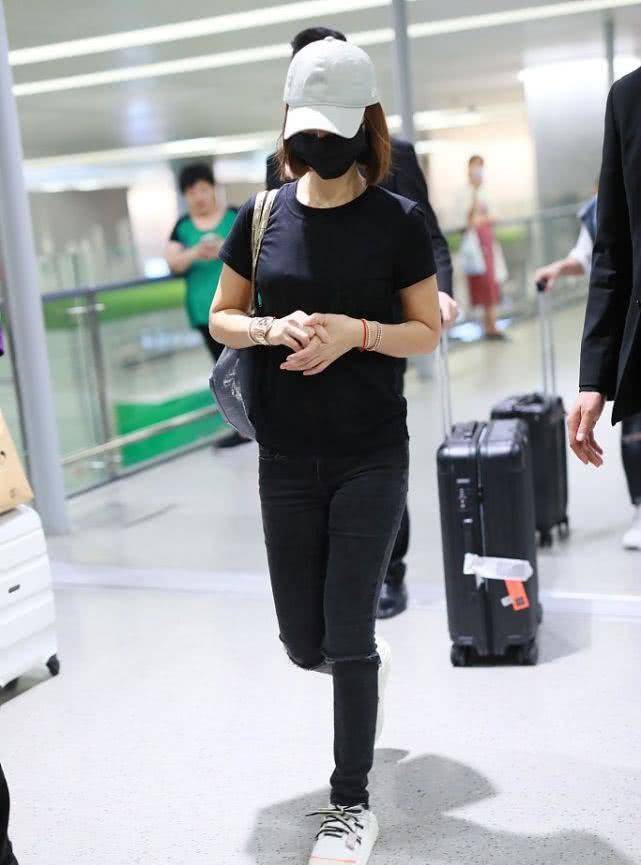 实话|林心如穿黑色的短袖，搭一条黑色破洞裤，虽然低调但很显气质！