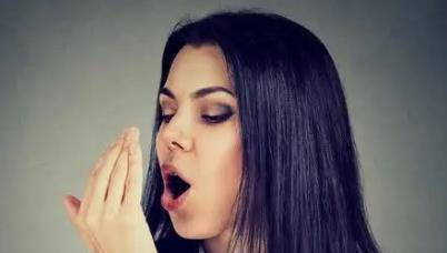 眼睛|肝脏不健康的人,一般5个表现在脸部,看看自己是吗?