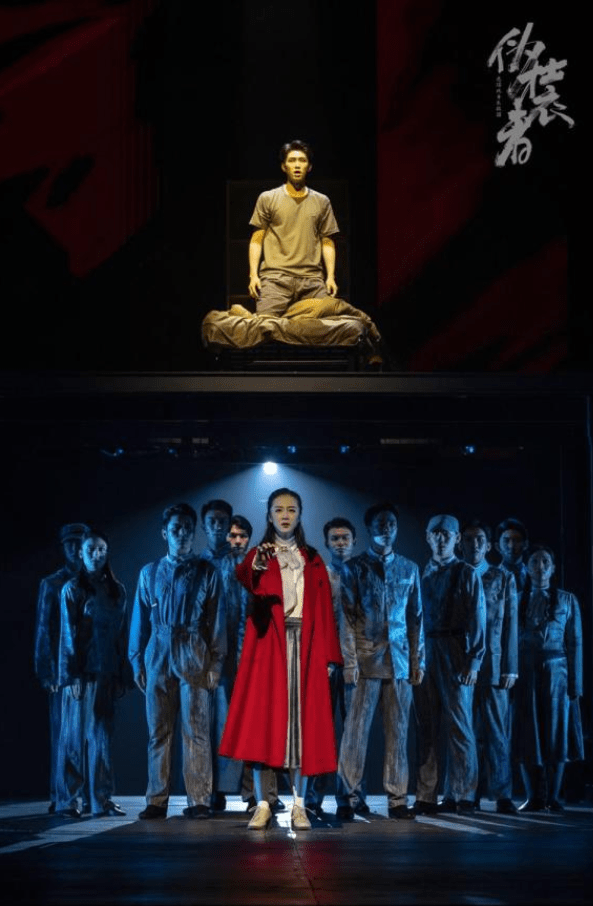 合体|音乐剧《伪装者》首演 靳东刘敏涛时隔6年合体!亲密搂肩笑容满面