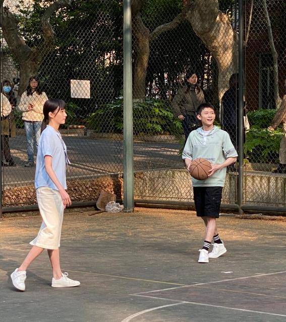 什么|关晓彤打篮球被拍,看清她脚上穿的什么鞋,这是对水泥地最大尊重