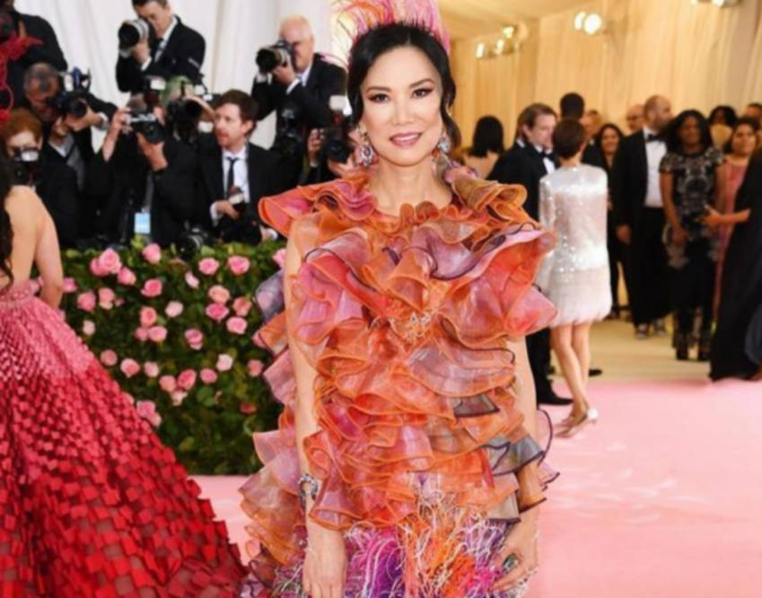 土豪|邓文迪太土豪！礼服铺满亮片口罩也贴金，52岁与小鲜肉仍有绯闻