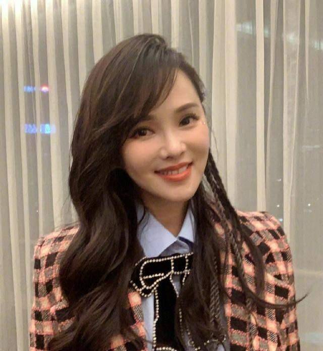 发型|女人年过50，留什么发型显年轻？试试这几款，优雅大气还时髦