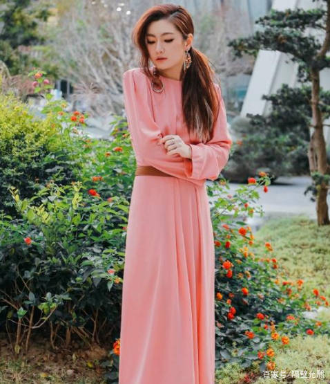 设计|任家萱变得更美了,穿一袭粉裙出场尽显少女感,根本不像是39岁