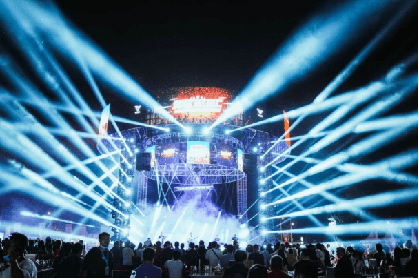 为了营造节日的气氛,组委会还邀请到碎瓷,万仞等知名乐队,带领摩友们