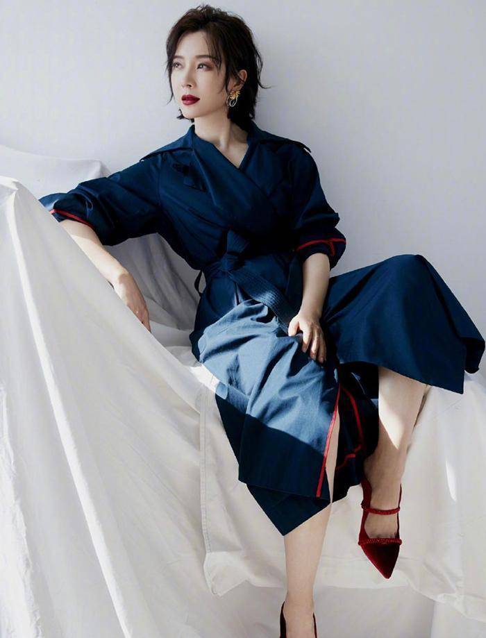 整体|奔五女人穿风衣，建议搭配4双“气质鞋”，更时髦，看咏梅就知道