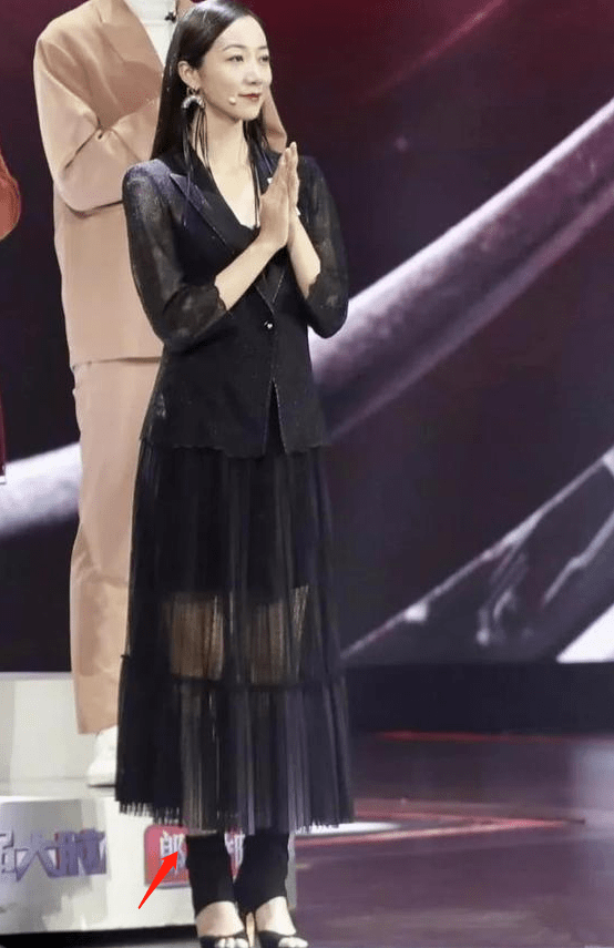 黑色|韩雪够狠!连“半袜半鞋”都敢穿出门,普通人真不敢尝试!