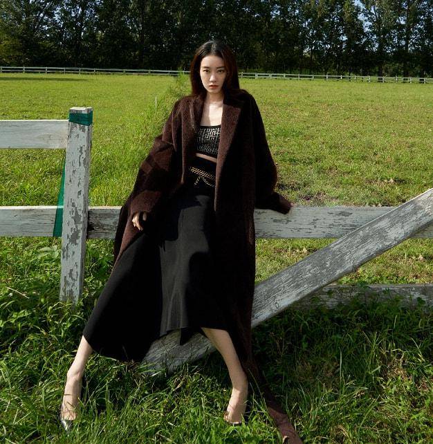 亲姐姐|张小斐打卡“网红景点”，穿白色短袖松松垮垮，目测至少瘦了10斤