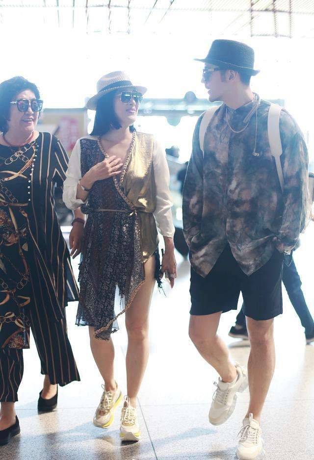 显得|在三里屯偶遇钟丽缇，上半身肥胖腿细，但跟普通人比年轻又漂亮！