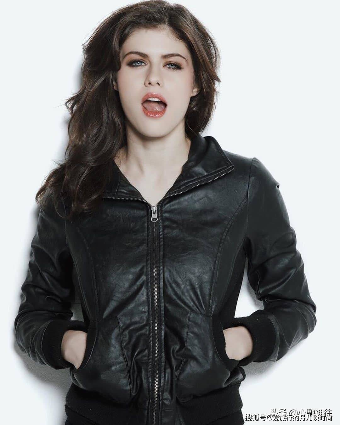 黑色|她能一眼望穿你灵魂深处,任何穿搭在她身材和眼神面前都黯然失色