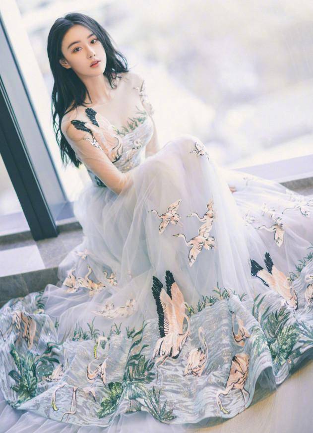 颜色|张馨予旧照造型好“客气”，大方展示好身材，真是太抢镜了