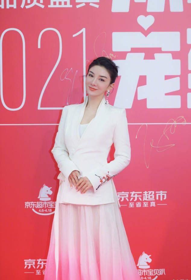 黄奕和|黄奕携女走机场，她打扮精致容光焕发，8岁女儿穿着随意显成熟