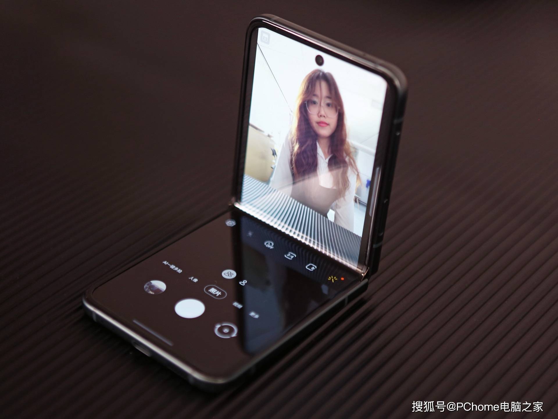 后置摄像头|三星Galaxy Z Flip3 5G体验 立式交互模式告别手持